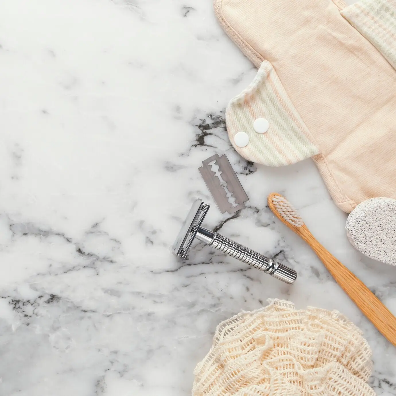 Вид сверху на бритву и зубную щётку.