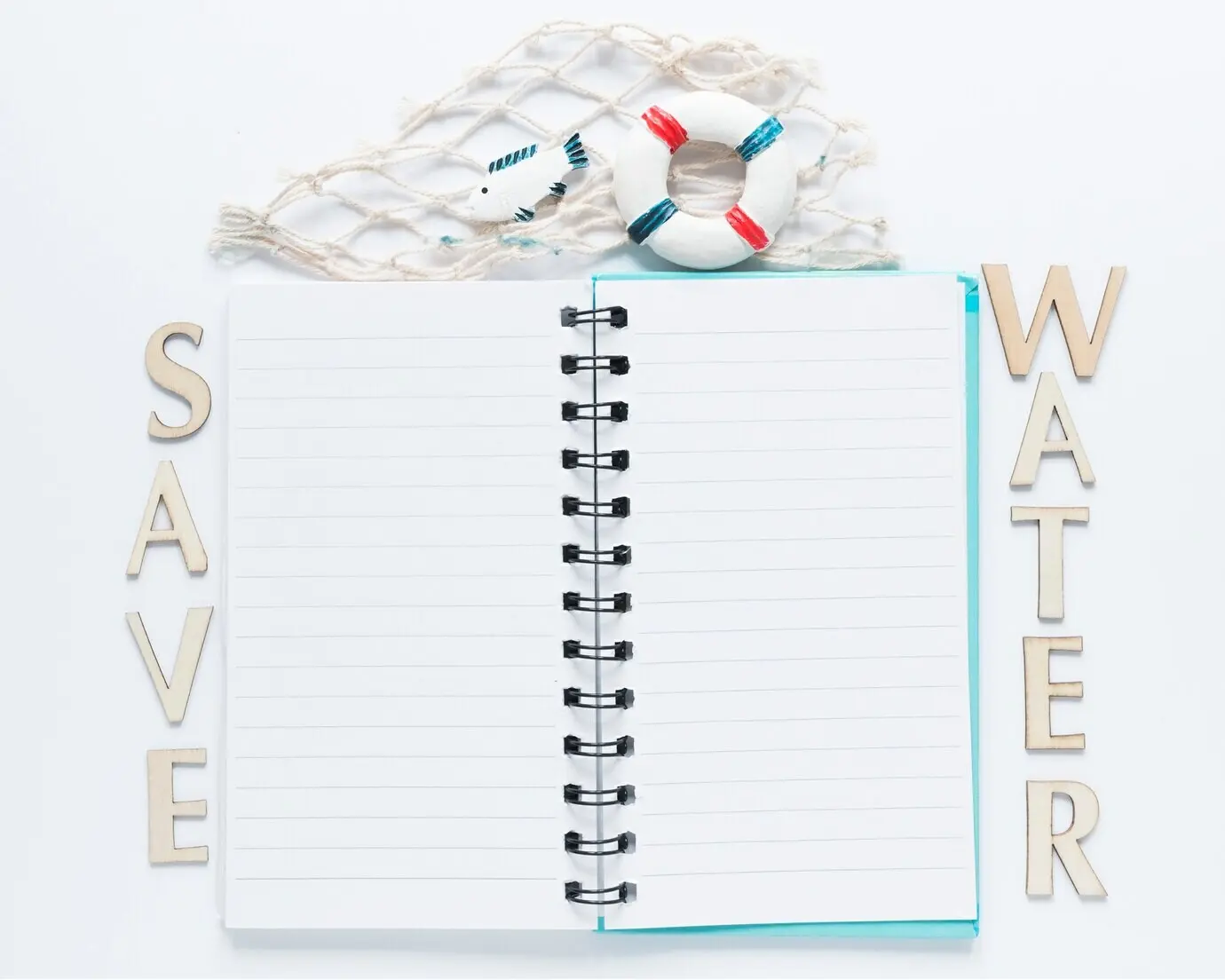 Вид сверху на блокнот с сообщением и рыболовную сеть